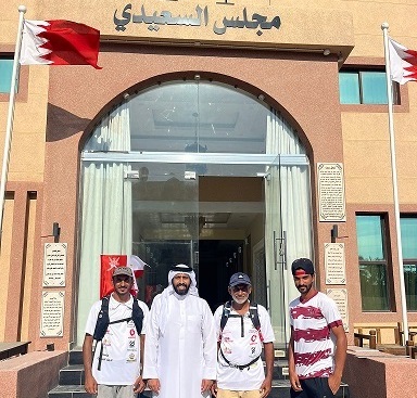 ثلاثة عمانيين يخوضون رحلة تحدٍ مشياً على الأقدام