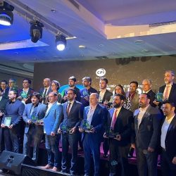 ثلاثة عمانيين يخوضون رحلة تحدٍ مشياً على الأقدام