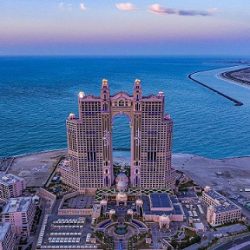 صباح علال رئيس الاتحاد العربي للإعلام السياحي يهنئ وزيرة السياحة اللبنانية لورا الخازن لحود بتوليها منصبها الجديد