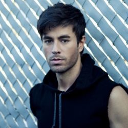 النجم العالمي “إنريكي إغليسياس” يُشعل المسرح بعرض حي لا يُنسى في ريكسوس راداميس شرم الشيخ