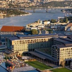 شركة «تبوك للاستثمار والسياحة» تشارك في «سوق السفر العربي 2025