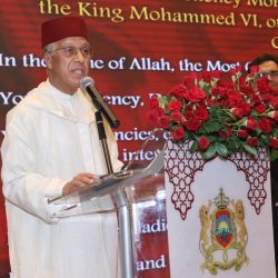 رئيس مجموعة لولو يوسف علي يكرم موظفًا سعوديًا لحصوله على البكالوريوس خلال فترة عمله