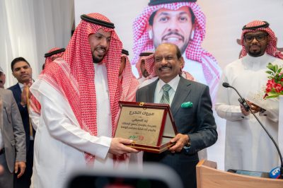 رئيس مجموعة لولو يوسف علي يكرم موظفًا سعوديًا لحصوله على البكالوريوس خلال فترة عمله