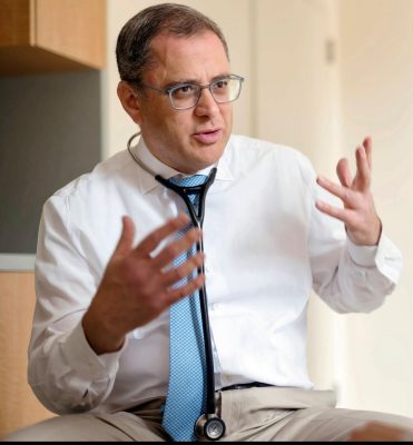 خبراء المستشفى يسلّطون الضوء على علم الجينوم، المستشفيات الذكية، المبادرات التعليمية، والتطورات الحديثة في أبحاث سرطان القولون والمستقيم، تعزيزًا للعلاقات الراسخة مع مؤسسات الرعاية الصحية الرائدة في المملكة