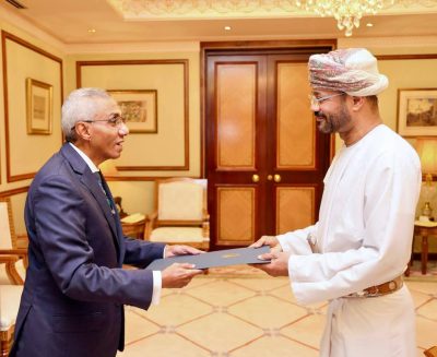 وزيرُ الخارجية يتسلّم نسخة من أوراق اعتماد السفير المصري بمسقط