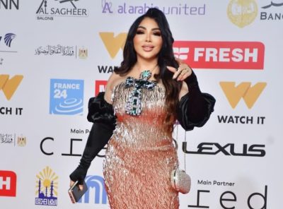 غادة إبراهيم تتألق على السجادة الحمراء بفستان ذهبي أنيق يحمل رمز مفتاح الحياة الفرعوني في مهرجان القاهرة السينمائي الـ46