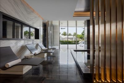 من جلسات اليوغا تحت الماء إلى علاجات الذهب الخالص – دبي تعيد تعريف مفاهيم الاسترخاء