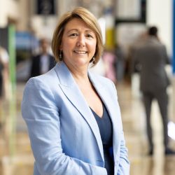 فندق ريكسوس مارينا أبوظبي يعرض منحوتةً فنية للفنان العالمي لورينزو كوين