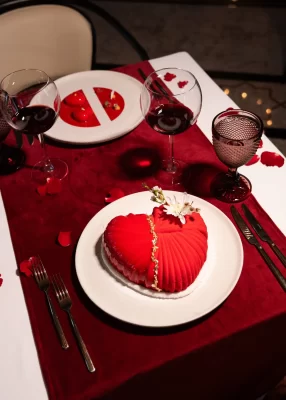 أمسية رومانسية تنتظر الضيوف في مطعم “أورينت” في منتجع ريكسوس بريميوم جزيرة السعديات