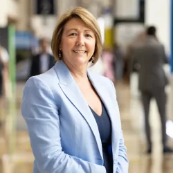 اجتمع مع العائلة والأصدقاء للاستماع في بيتشز آند كريم بالم جميرا – دبي