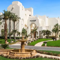 مركز “حرف للتأهيل المهني والعلاج بالفن” يهدي الدكتور خالد السلامي لوحة تذكارية