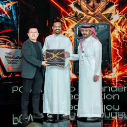 وزير الاتصالات وتقنية المعلومات يزور أرماح الرياضية ويطلع على مبادراتها في التحول الرقمي