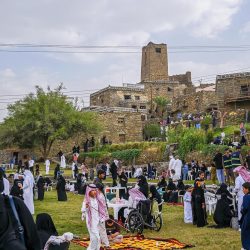 الشعراء يلهبون الحماس بالبدع والرد.. في مهرجان الاطاولة