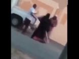 شاهد .. شاب يعتدي على مسنين في شوارع الرياض