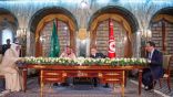 خادم الحرمين والسبسي يشهدان توقيع اتفاقيتين بين السعودية وتونس