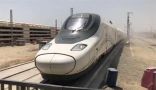 وزير النقل السعودي يستقل قطار الحرمين في أول رحلة كاملة من المدينة إلى مكة