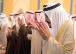 خادم الحرمين يؤدي صلاة الميت على الأمير مشعل بن عبدالعزيز