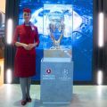 الخطوط الجوية التركية تعرض تذكارات كأس دوري أبطال أوروبا في معرض سوق السفر العربي