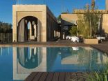 فندق في بلدة لافيلنوفيل بالمغرب حيث يتميز بالطبيعة الخضراء الساحرة