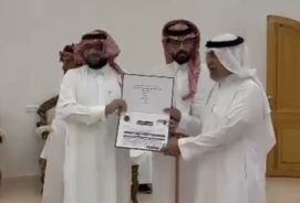 علي بن صالح يكرم رجل الأعمال احمد بن عبوش