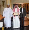 منتجع البليد صلالة بأدارة أنانتارا يكرم المستشار الإعلامي علي بن عايض القرني تقديرًا لإسهاماته في إبراز المنتجع كوجهة سياحية رائدة