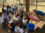 حديقة الإمارات للحيوانات برنامجًا تثقيفيًا للأطفال حول الزراعة