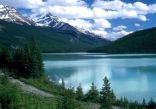 بحيرة الدب الكبير من أشهر المناطق السياحية في كندا