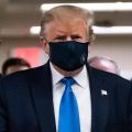 ترامب يرتدي كمامة خوفاً من فايروس «كورونا»