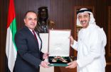 الشيخ خليفة بن زايد يمنح السفير المصري وسام الاستقلال من الطبقة الأولى