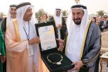 حاكم الشارقة يتسلّم القلادة الذهبية من المنظمة العالمية للفن الشعبي