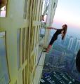 «سيلفي» يدفع روسية للمخاطرة بحياتها من قمة برج في دبي