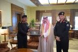 الأمير مشعل بن ماجد محافظ جدة  يتسلم تقرير دوريات الأمن بمحافظة جدة لعام 1439هـ