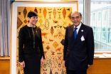 زكي نسيبه يلتقي وزيرة خارجية النرويج ويهديها “سجادة السلام”