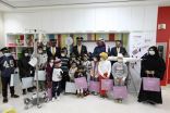 مضيفو الخطوط السعودية يستعرضون مهامهم ويقدمون الهدايا للأطفال المنومين في مركز الأورام