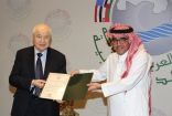 آل فهيد يمنح وسام السياحة العربية من الدرجة الاولى الى الدكتور طلال أبو غزالة