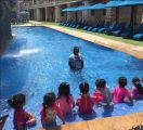 دروس سباحة للأطفال ضمن فعاليات النادي الصيفي الخاص بمنتجع  وحديقة الإمارات للحيوانات