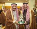 خادم الحرمين يسلم «كأس المؤسس» للأمير فيصل بن خالد
